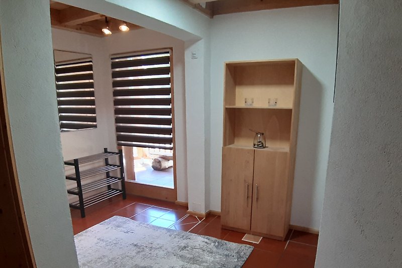 Gemütliches Interieur mit Holzmöbeln und bequemem Bett.