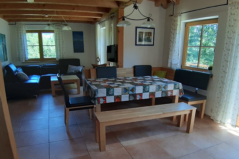 Gemütliches Wohnzimmer mit Holzmöbeln und gemütlicher Couch.