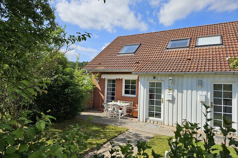 Blick auf Terrasse und Garten vor dem Haus