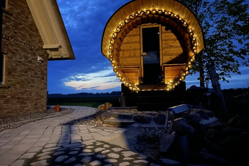 beleuchtete Sauna mit Holzofen Ferienhaus "Landliebe unter Reet"