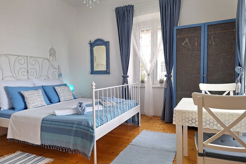 Stilvolles Schlafzimmer mit gemütlichem Bett und elegantem Design.