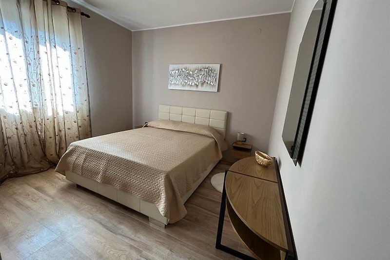 A1  Schlafzimmer mit Doppelbett