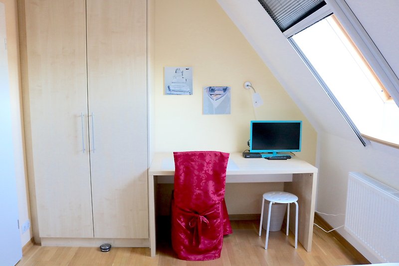 Gemütliches Schlafzimmer mit Holzmöbeln und modernem Design.