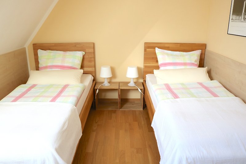 Gemütliches Schlafzimmer mit Holzmöbeln und stilvollem Design.