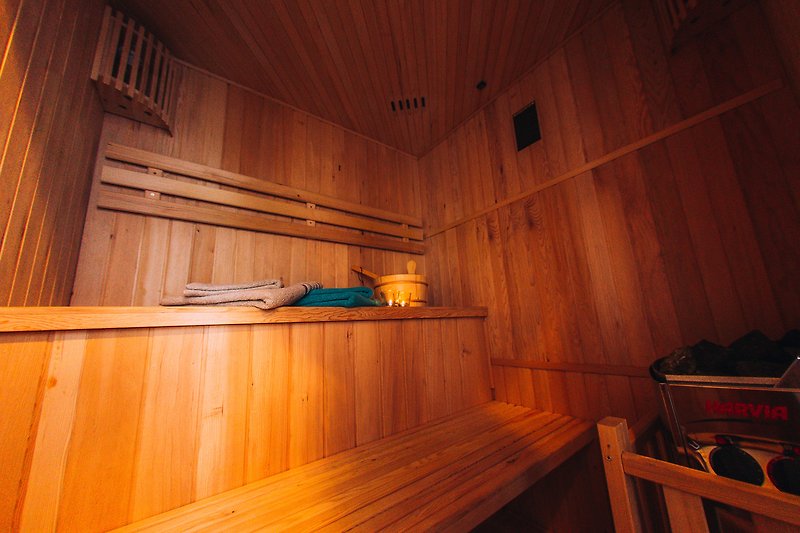 Schöne Sauna mit Holzverkleidung und stilvoller Beleuchtung.