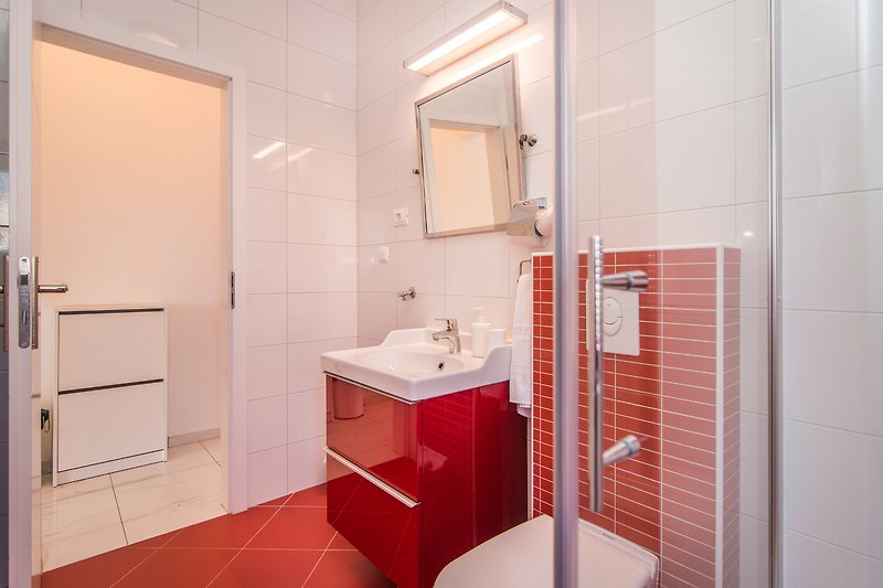 Modernes Badezimmer mit Spiegel, Waschbecken, Armatur und Fliesen - stilvoll gestaltet!