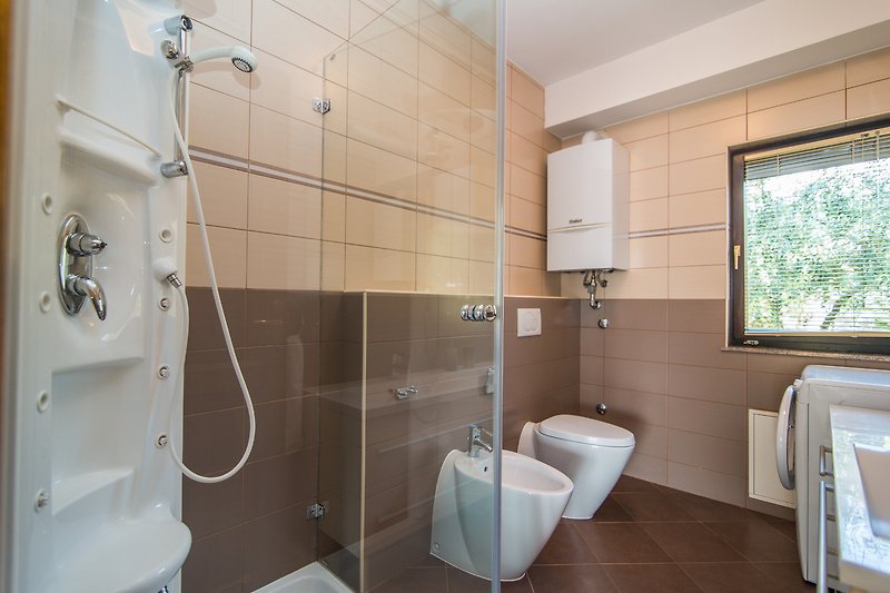 Modernes Badezimmer mit Dusche, Waschbecken und Fenster - stilvoll gestaltet!
