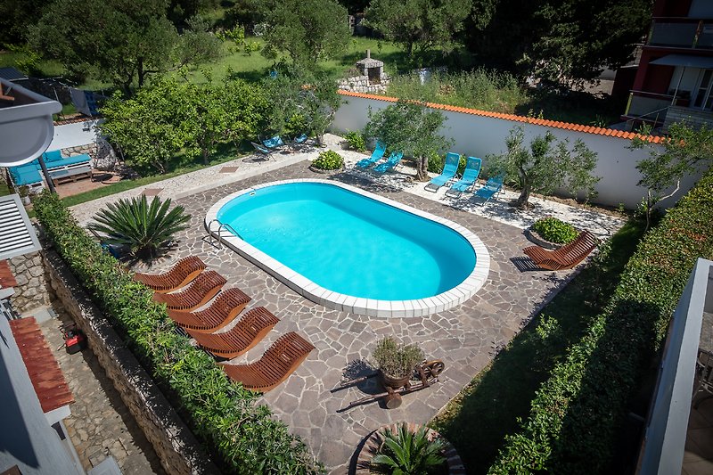 Luxuriöse Villa mit Pool, Garten und Meerblick.