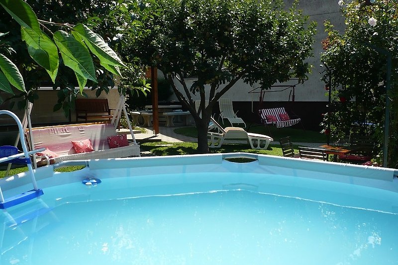 Schwimmbad, Garten, Stühle, Pflanzen - Entspannung pur!