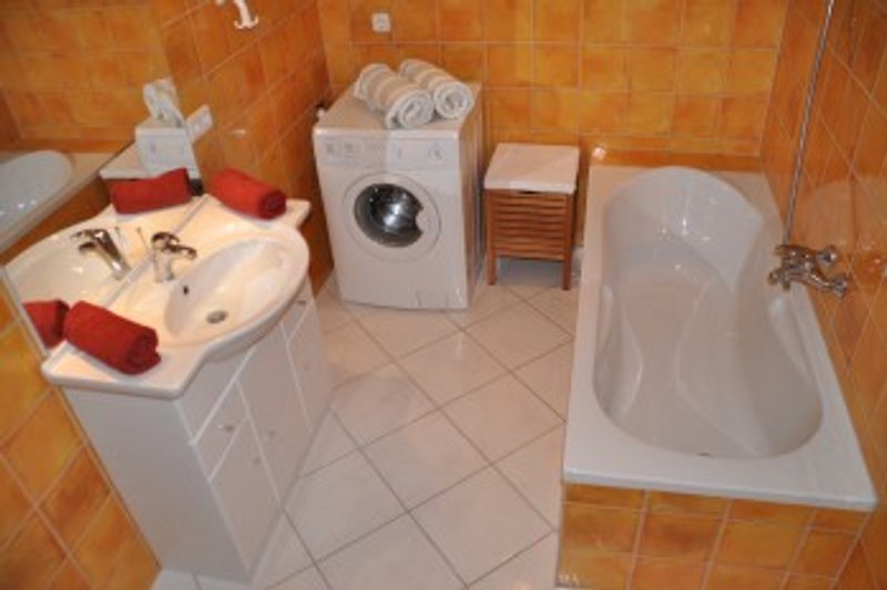Bad/WC mit Badewanne + Waschmaschine