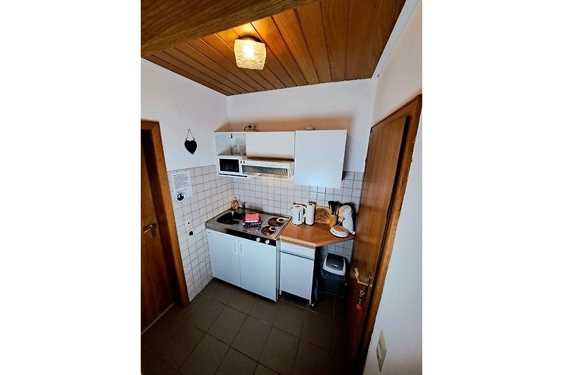 Küche mit Spülbecken, 2 Kochplatten, Senseo, Wasserkocher, Kühlschrank mit Gefrierfach, Mikrowelle, Geschirr & Besteck
