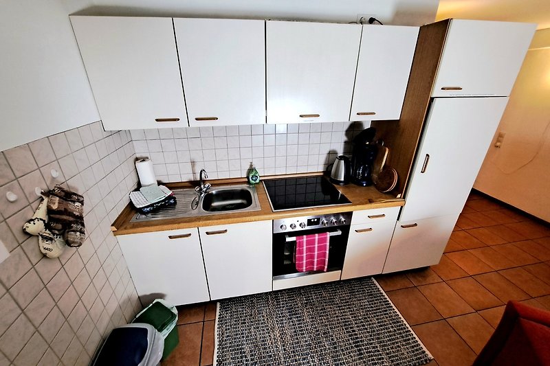 Küche mit Cerankochplatten, Backofen, Kaffeemaschine, Wasserkocher, Kühlschrank mit Gefrierfach, Komplett ausgestattet
