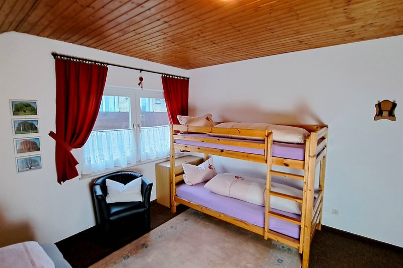Komfortables Schlafzimmer mit Holzmöbeln und stilvoller Einrichtung.