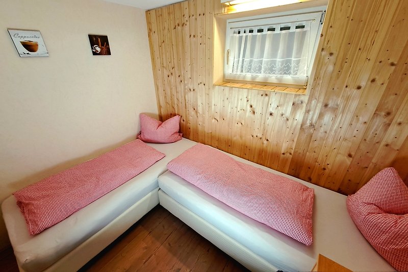 Gemütliches Schlafzimmer mit 2 Betten