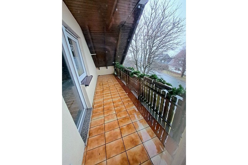Gemütlicher Balkon mit Holzgeländer (vom Frühling bis in den Herbst ausgestattet mit Tisch & Stühlen