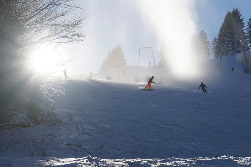 Winterlandschaft mit verschneiten Bergen, glitzerndem Eis und Skiausrüstung. Perfekt für Wintersport und Erholung in der Natur.