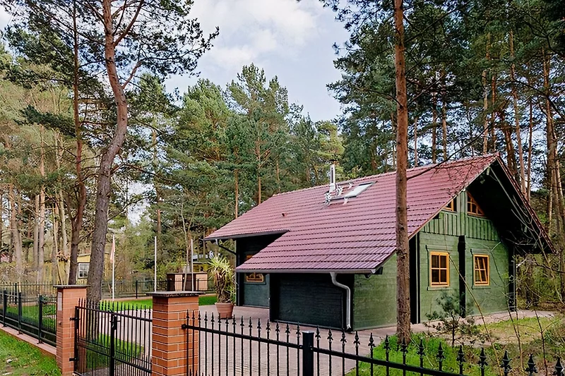 Het vakantiehuis is gelegen in een rustige omgeving, omgeven door een weelderige tuin. Het heeft een gezellige woonkamer met een open haard en een volledig uitgeruste keuken. Er zijn drie slaapkamers, elk met een comfortabel tweepersoonsbed en uitzicht op