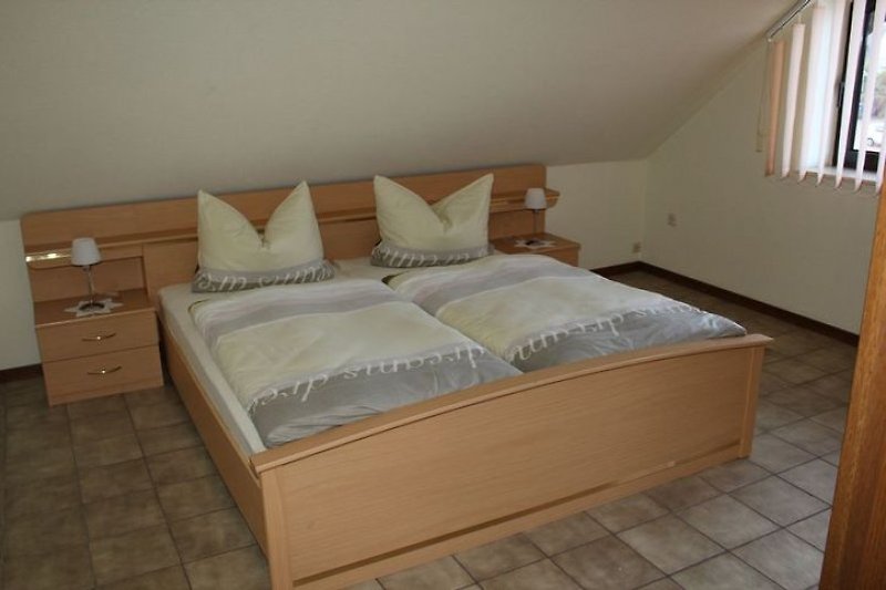 Schlafzimmer mit Doppelbett