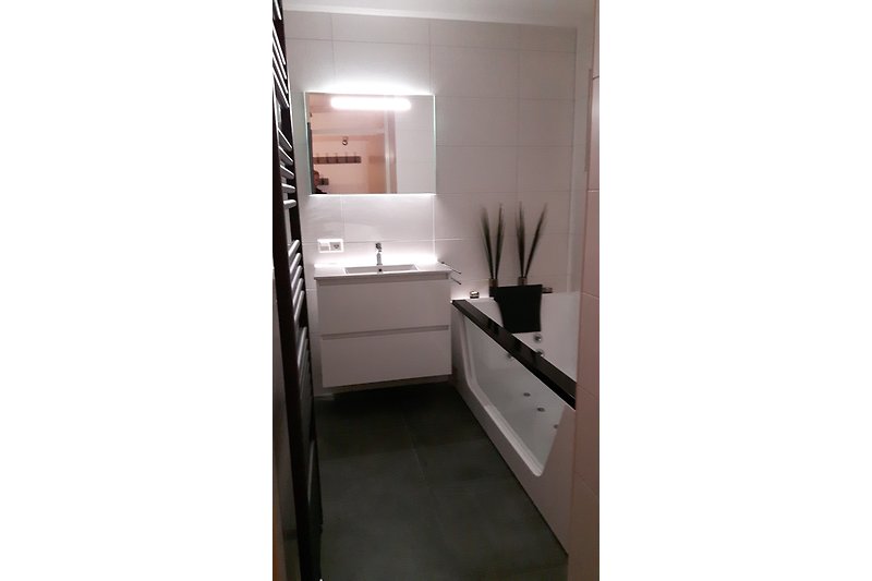 Neues badezimmer im EG mit gläserner Whirlwanne und ebenerdiger Dusche