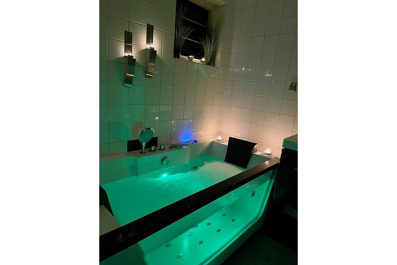 Gläserne Badewanne mit Lichttherapie im EG
