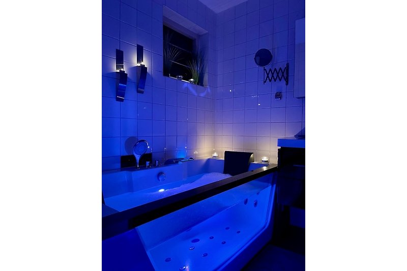 Gläserne Badewanne für zwei mit Lichttherapie im EG