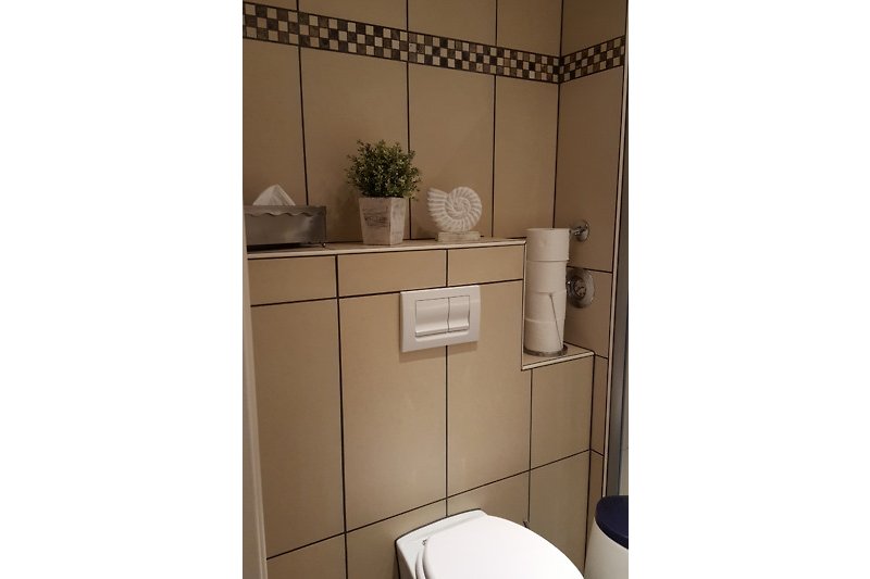 Schönes Badezimmer mit stilvoller Einrichtung und Pflanzen.