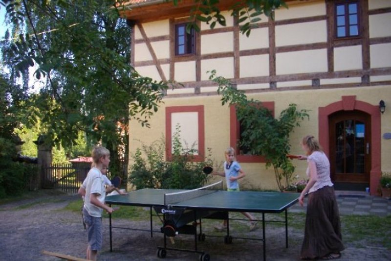 Tischtennis auf dem Hof