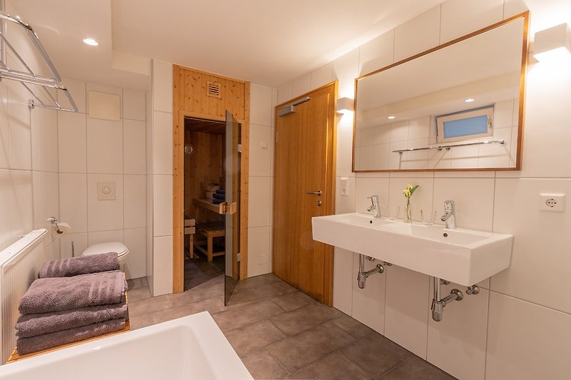 Badkamer met douche, toilet, dubbele wastafel, sauna (begane grond)
