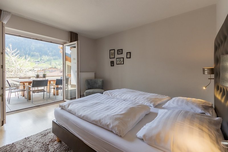 Master bedroom with lovely view (1th floor)