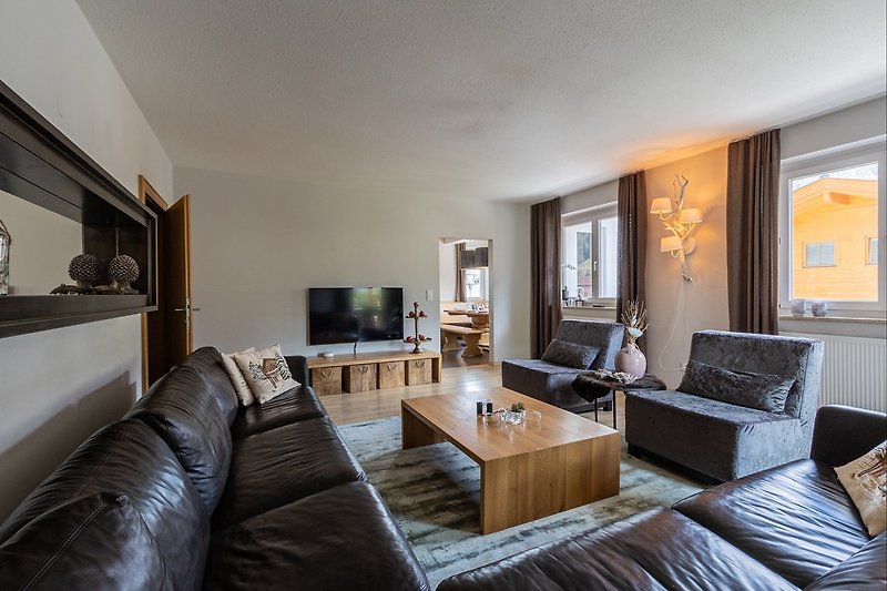Living room with a view of Kaprun and the Kitzsteinhorn. flat screen TV. Access to the balcony and terrace with a wonder