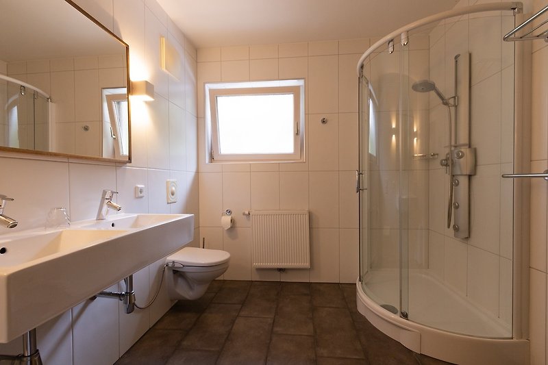 Badzimmer mit Rain Shower, aqua clean, Doppelwaschbecken