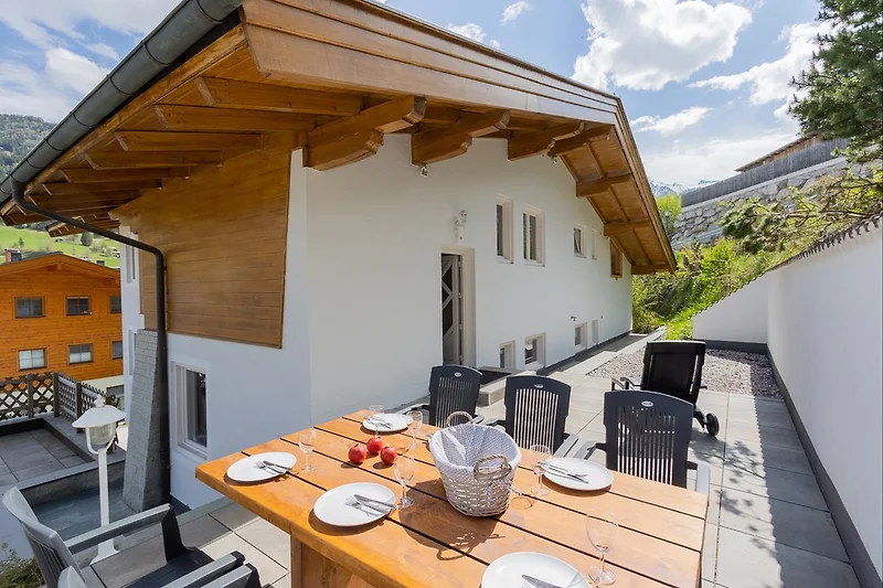 Tuin-terras met uitzicht op de Kitzsteinhorn en Kaprun