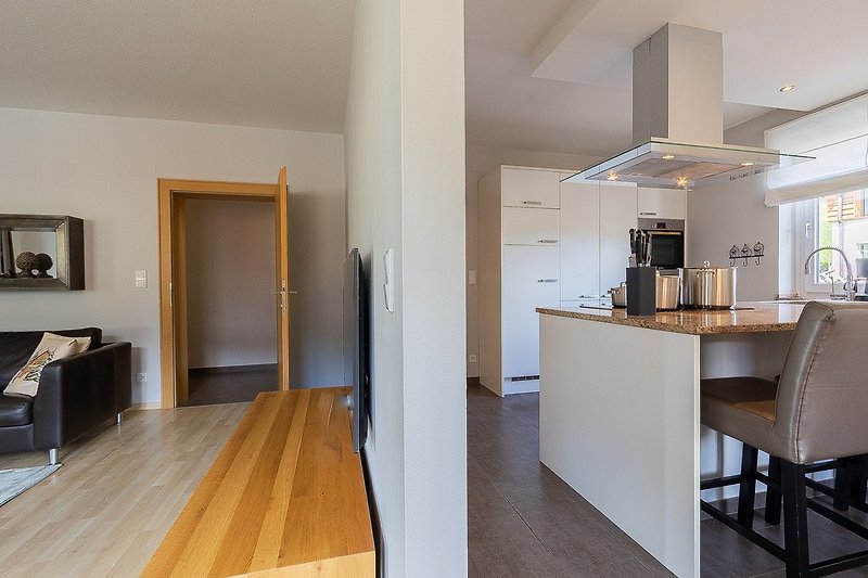 Links Wohnzimmer – rechts Küche mit Essecke
