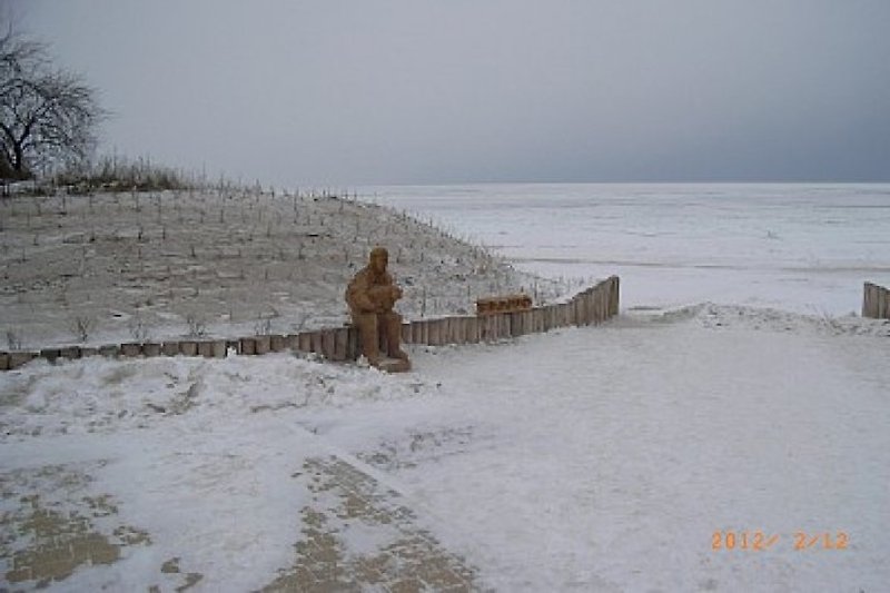 Strandzugang mit zugefrorener Ostsee