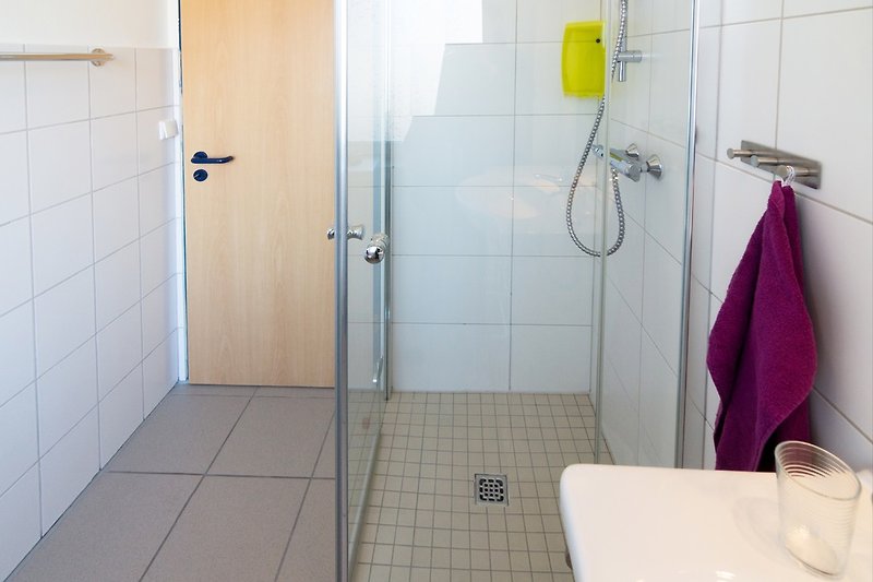 Ferienwohnung EG - Badezimmer mit barrierefreier Dusche