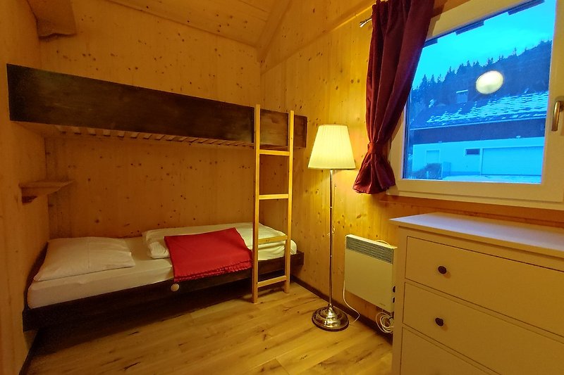 Gemütliches Schlafzimmer mit Holzboden und stilvoller Einrichtung.