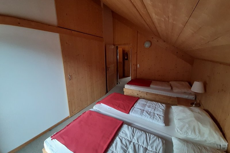 Schlafzimmer mit Doppel- und Einzelbett  