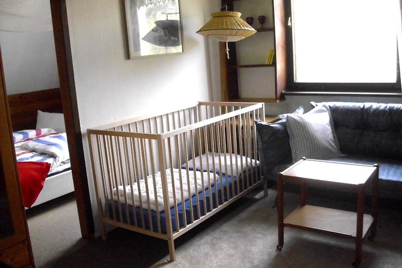 OG, Schlafzimmer 3 mit Babybett und Jugendliege, separiert hinten das Doppelbett 