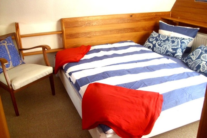 OG, Schlafzimmer 3 mit Doppelbett, 1,8 m Breite