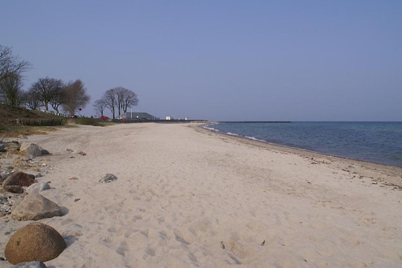 Der Strand ändert sich im Laufe des Jahres. Ein Teil des Strandes ist felsig, während der nördlichste Teil reiner Sand ist