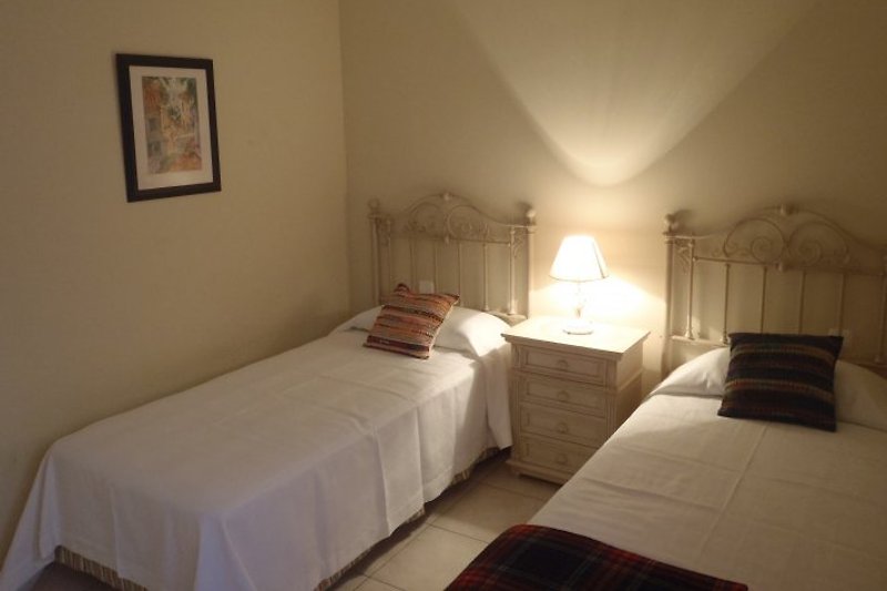 Sypialnia z dwoma łóżkami o szerokości 90 cm, przestronna i z dużą szafą.