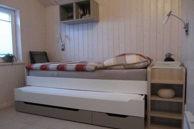 Schlafzimmer 2 mit ausziehbarem Bett
