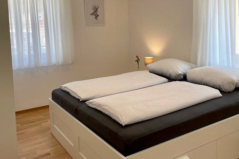 Das Schlafzimmer mit Doppelbett der Ferienwohnung Ostweg