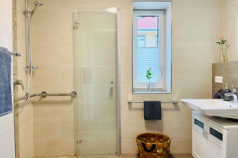Das Badezimmer mit Dusche der Ferienwohnung Ostweg
