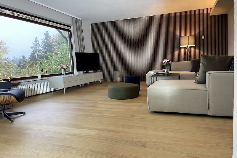Ein komfortables Wohnzimmer mit bequemen Möbeln und einem traumhaften Blick in den Schwarzwald
