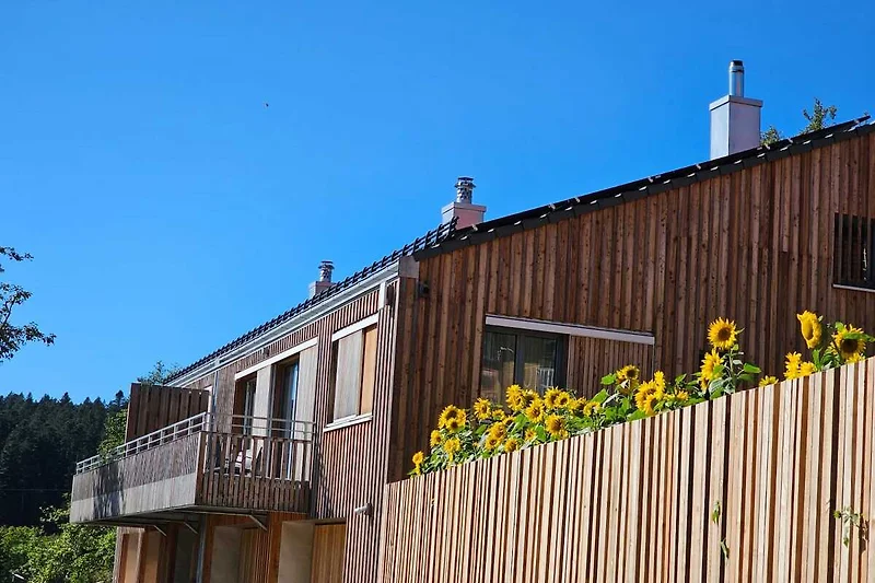 Ein charmantes Haus mit einem gepflegten Garten und einer malerischen Umgebung.  
Italian translation:  
Una casa affascinante con un giardino curato e un ambiente pittoresco.