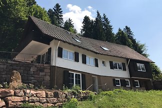 Großzügiges Haus in schöner ruhiger Lage am Bach