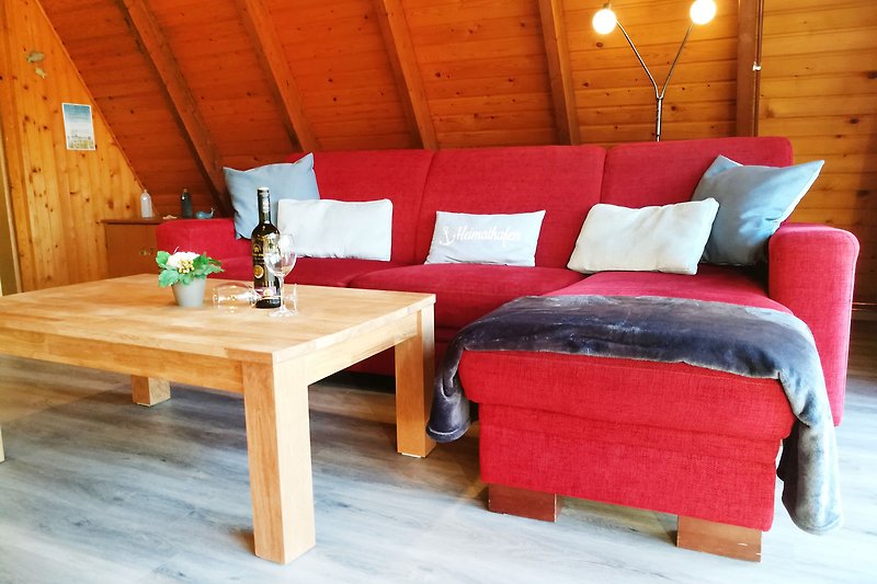 Wohnzimmer mit Holzmöbeln und Kissen. Gemütliche Einrichtung.