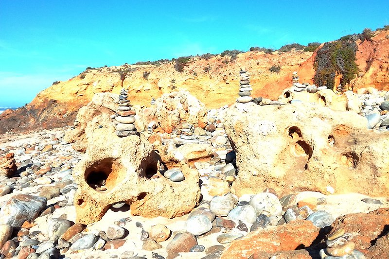 Lustige Steintürmchen am Strand von Milfontes