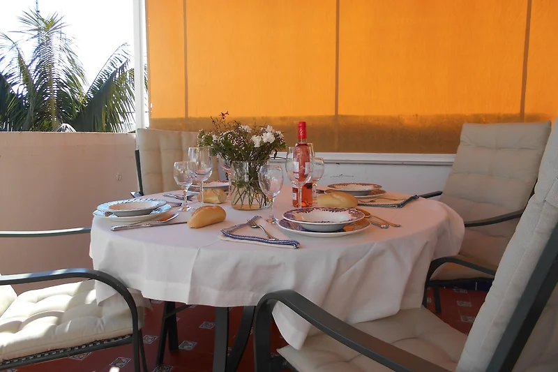 Uitgebreide prive-terras (30m2), zeer zonnige (oriëntering zuiden) met luifel en tuinmeubilair.